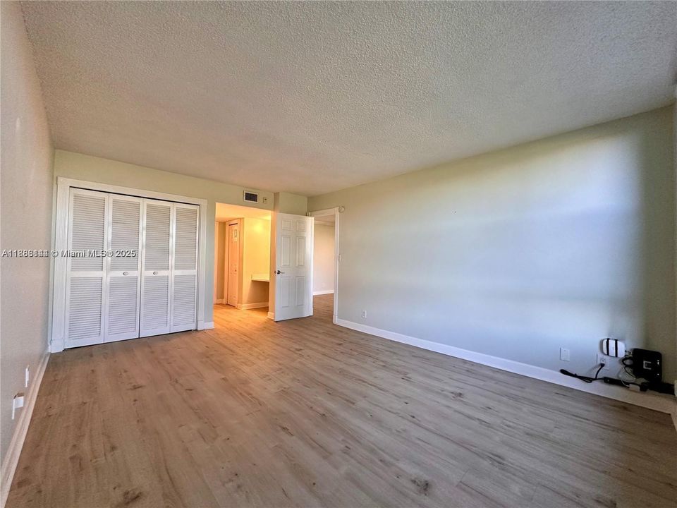 For Sale: $159,000 (1 beds, 1 baths, 900 Square Feet)