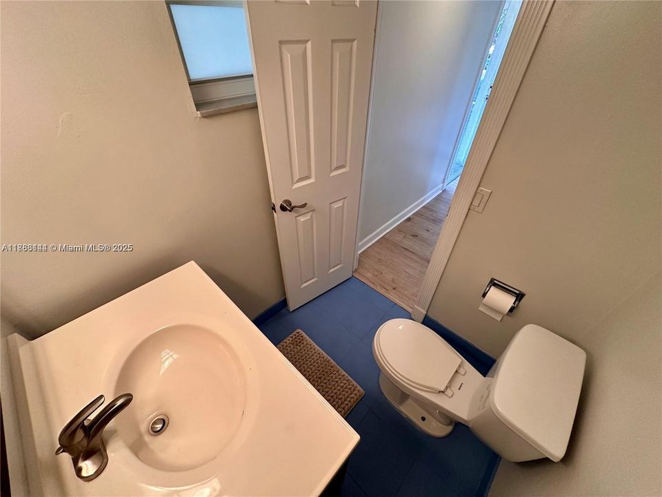 For Sale: $159,000 (1 beds, 1 baths, 900 Square Feet)