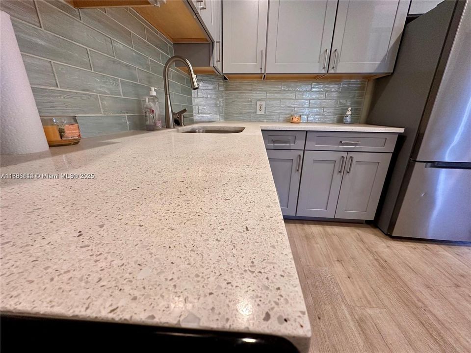 For Sale: $159,000 (1 beds, 1 baths, 900 Square Feet)