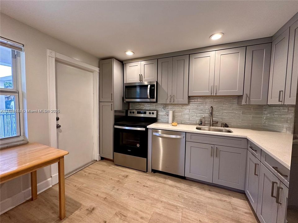 For Sale: $159,000 (1 beds, 1 baths, 900 Square Feet)