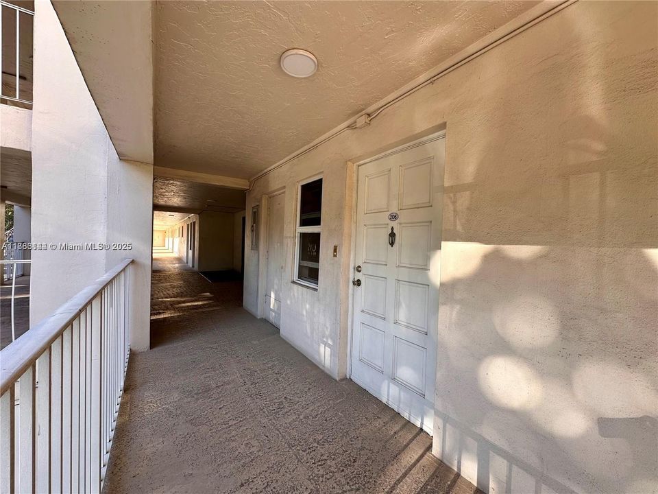 For Sale: $159,000 (1 beds, 1 baths, 900 Square Feet)