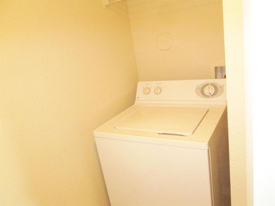WASHER-DRYER CLOSET