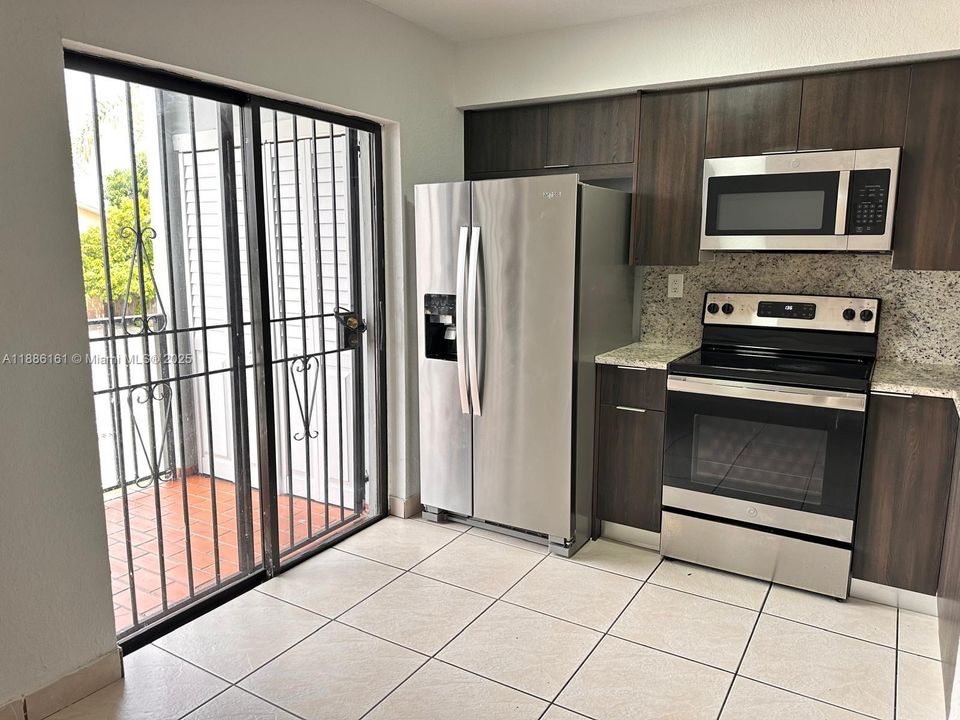 Recientemente alquilado: $2,250 (2 camas, 2 baños, 888 Pies cuadrados)