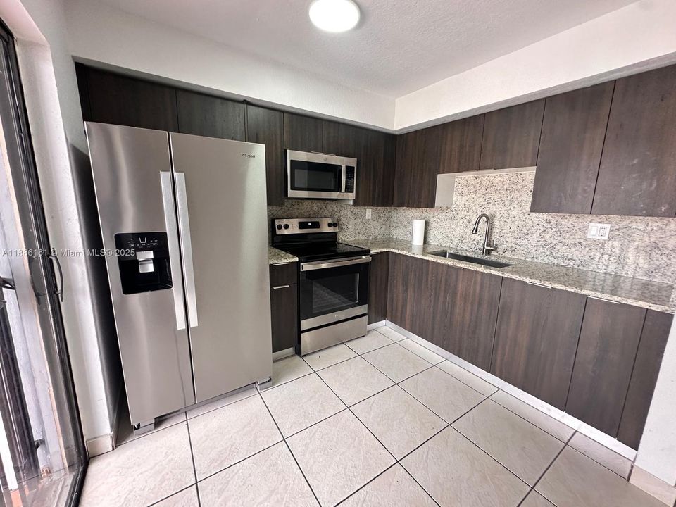 Recientemente alquilado: $2,250 (2 camas, 2 baños, 888 Pies cuadrados)