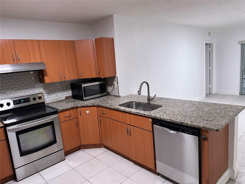 Active With Contract: $2,600 (3 beds, 2 baths, 3201 Square Feet)