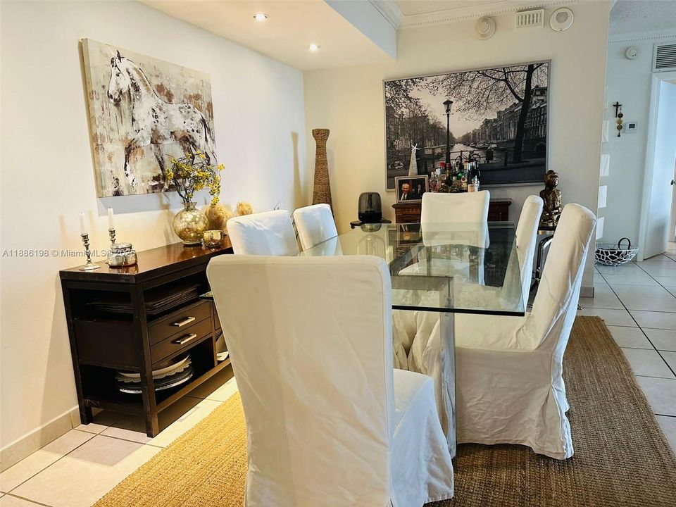 出租: $5,800 (2 贝兹, 2 浴室, 1409 平方英尺)