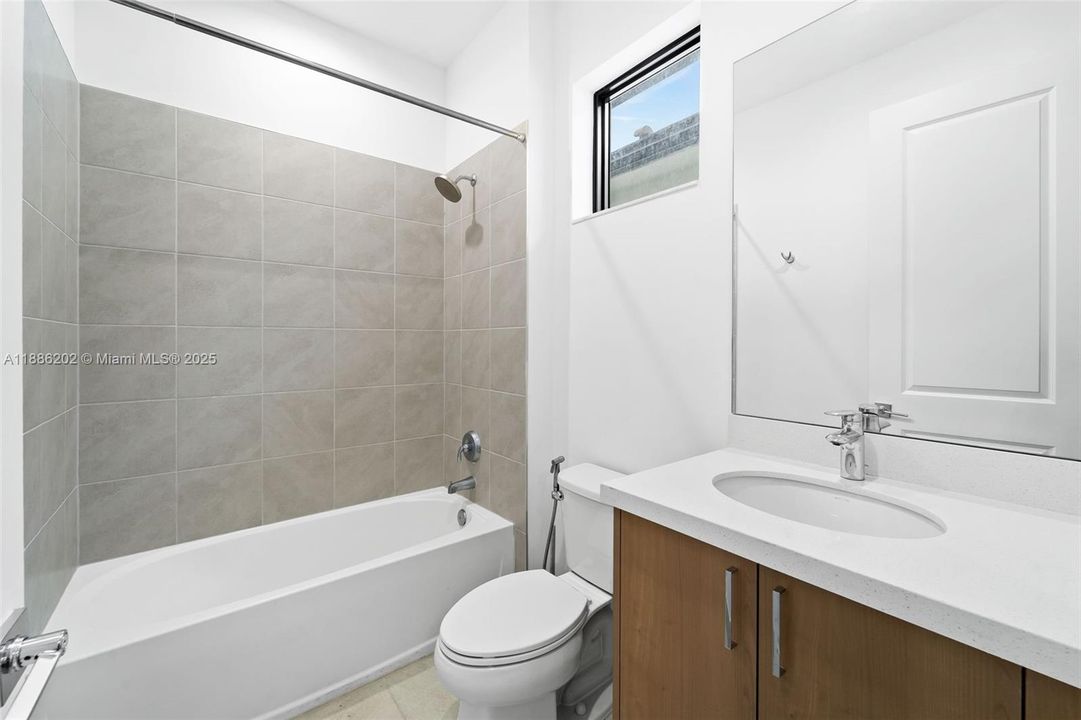 Под контрактом: $5,500 (4 спален, 3 ванн, 2158 Квадратных фут)