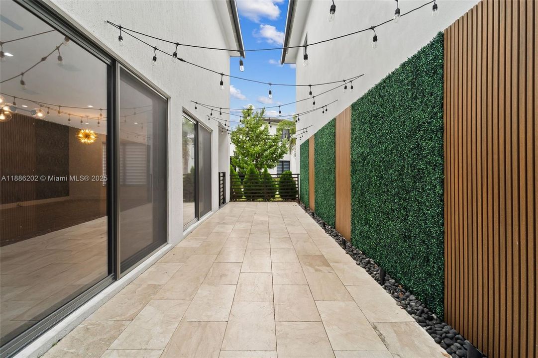 Под контрактом: $5,500 (4 спален, 3 ванн, 2158 Квадратных фут)