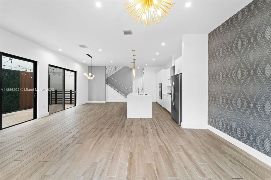 Под контрактом: $5,500 (4 спален, 3 ванн, 2158 Квадратных фут)