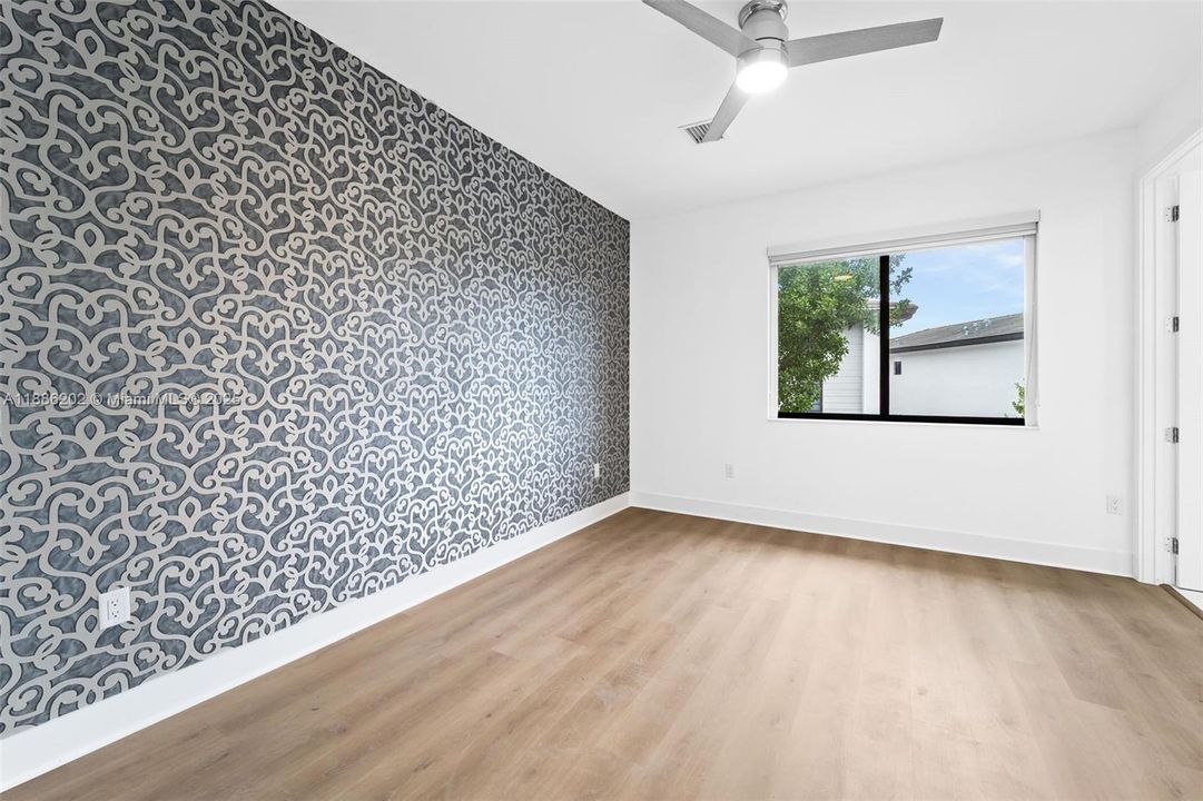 Под контрактом: $5,500 (4 спален, 3 ванн, 2158 Квадратных фут)