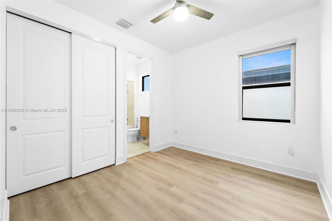 Под контрактом: $5,500 (4 спален, 3 ванн, 2158 Квадратных фут)