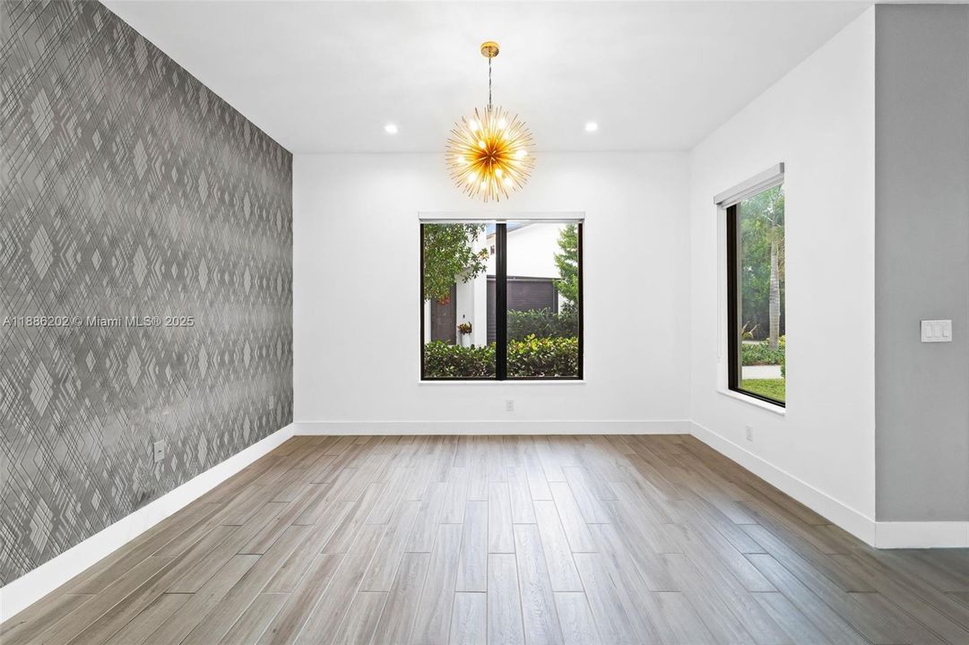 Под контрактом: $5,500 (4 спален, 3 ванн, 2158 Квадратных фут)