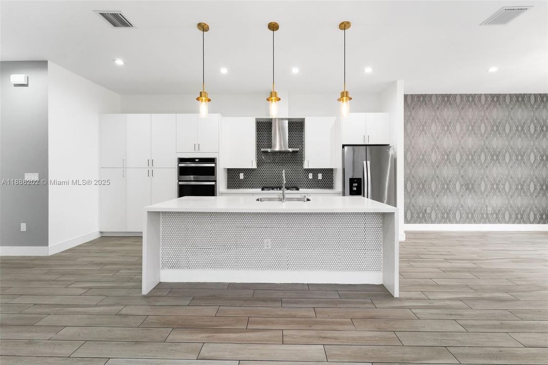 Под контрактом: $5,500 (4 спален, 3 ванн, 2158 Квадратных фут)