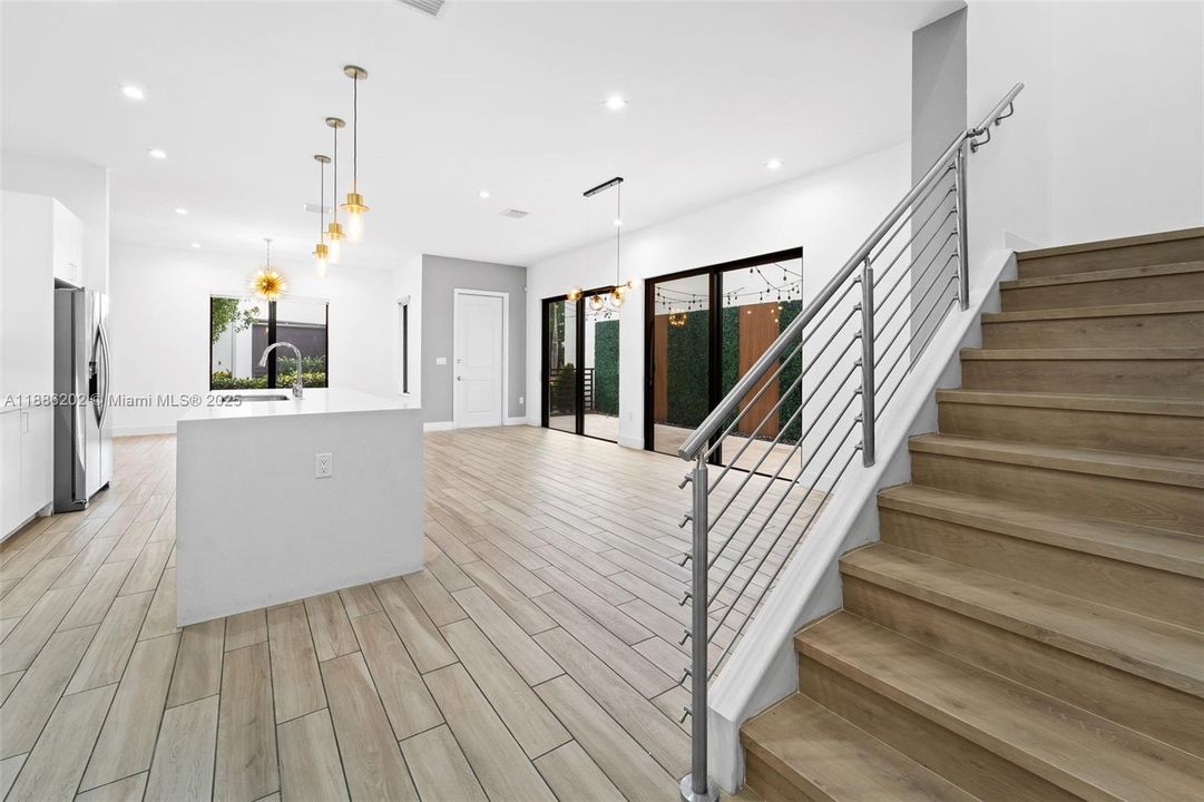 Под контрактом: $5,500 (4 спален, 3 ванн, 2158 Квадратных фут)