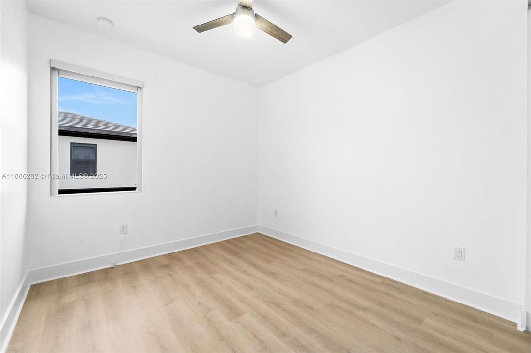 Под контрактом: $5,500 (4 спален, 3 ванн, 2158 Квадратных фут)