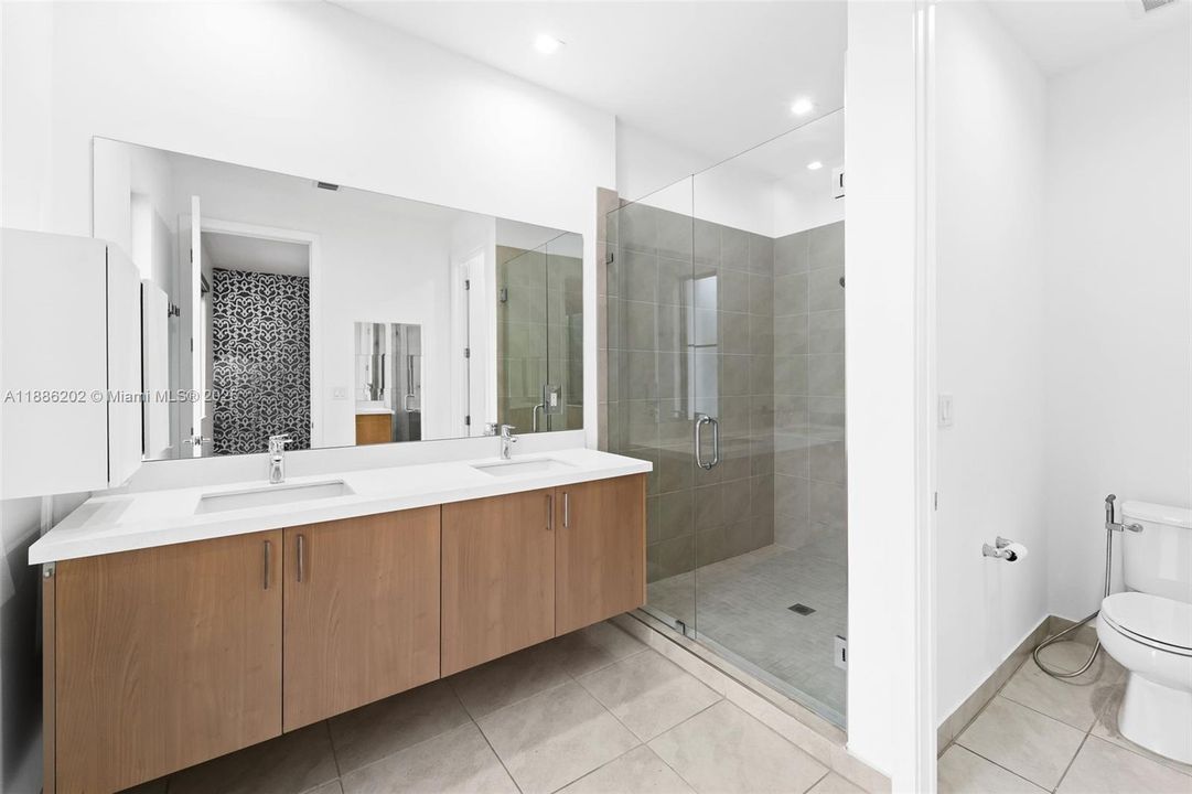 Под контрактом: $5,500 (4 спален, 3 ванн, 2158 Квадратных фут)