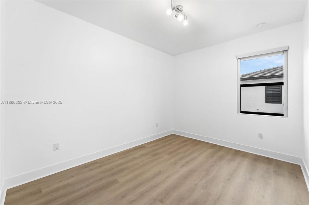 Под контрактом: $5,500 (4 спален, 3 ванн, 2158 Квадратных фут)