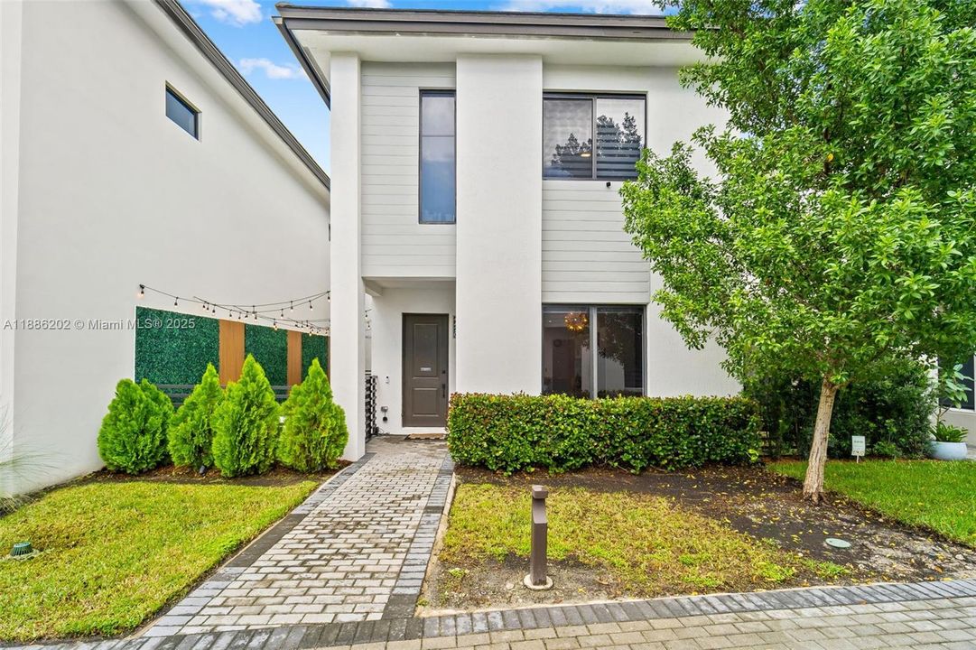 Под контрактом: $5,500 (4 спален, 3 ванн, 2158 Квадратных фут)