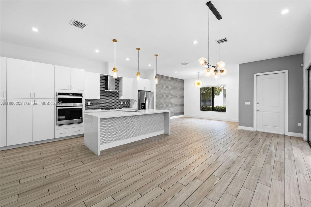 Под контрактом: $5,500 (4 спален, 3 ванн, 2158 Квадратных фут)