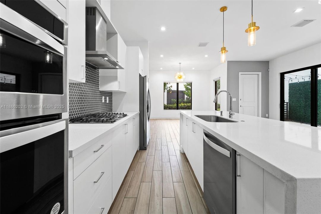 Под контрактом: $5,500 (4 спален, 3 ванн, 2158 Квадратных фут)