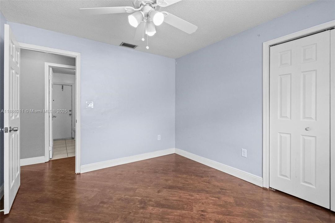 合同活跃: $665,000 (4 贝兹, 2 浴室, 2111 平方英尺)