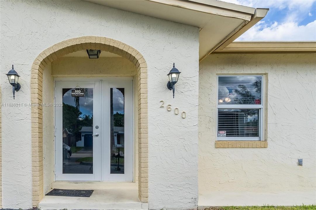 合同活跃: $665,000 (4 贝兹, 2 浴室, 2111 平方英尺)