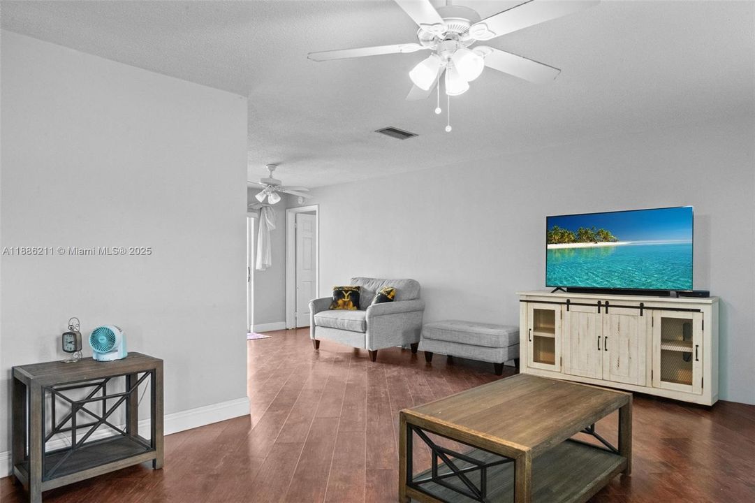 合同活跃: $665,000 (4 贝兹, 2 浴室, 2111 平方英尺)