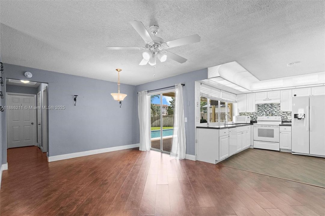 合同活跃: $665,000 (4 贝兹, 2 浴室, 2111 平方英尺)