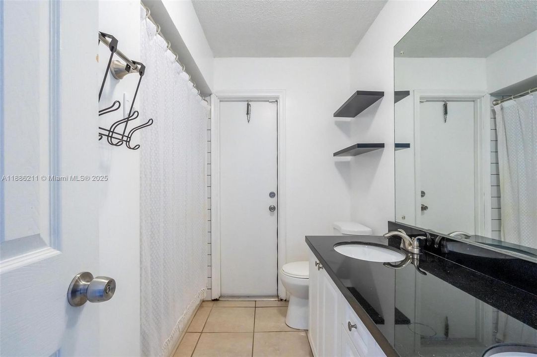 合同活跃: $665,000 (4 贝兹, 2 浴室, 2111 平方英尺)