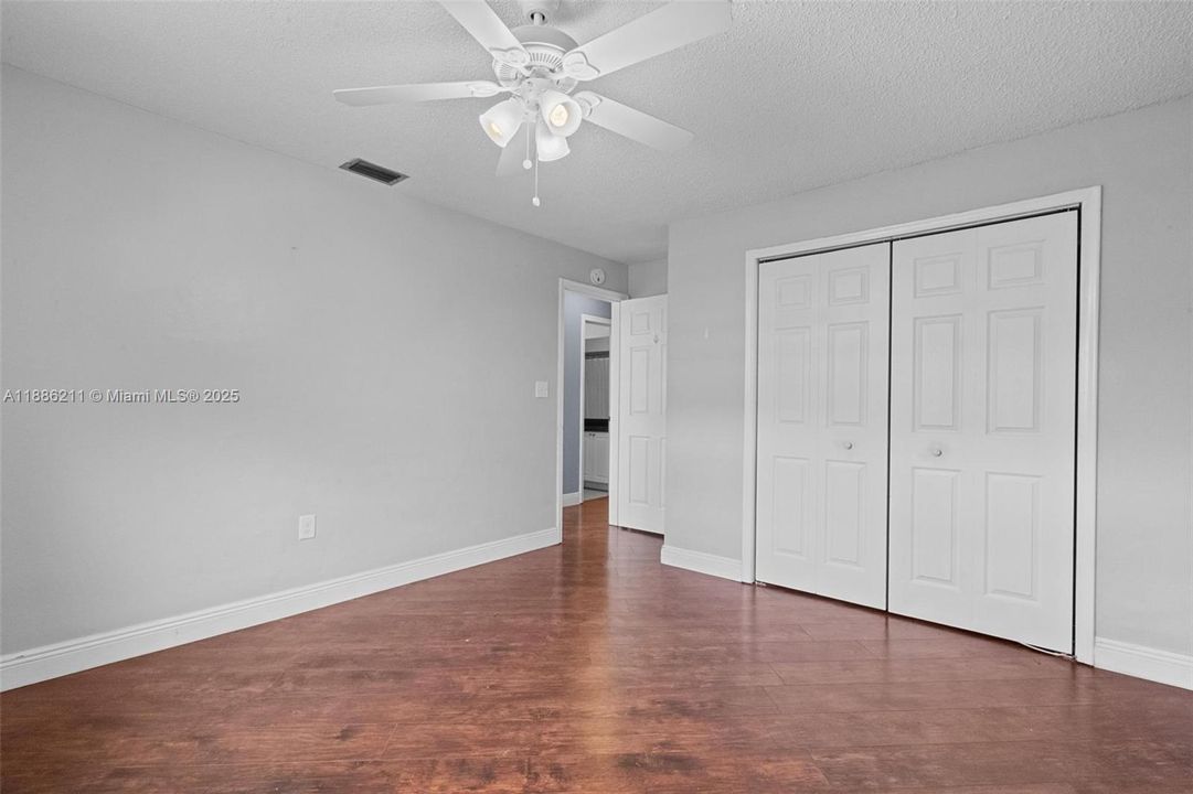 合同活跃: $665,000 (4 贝兹, 2 浴室, 2111 平方英尺)