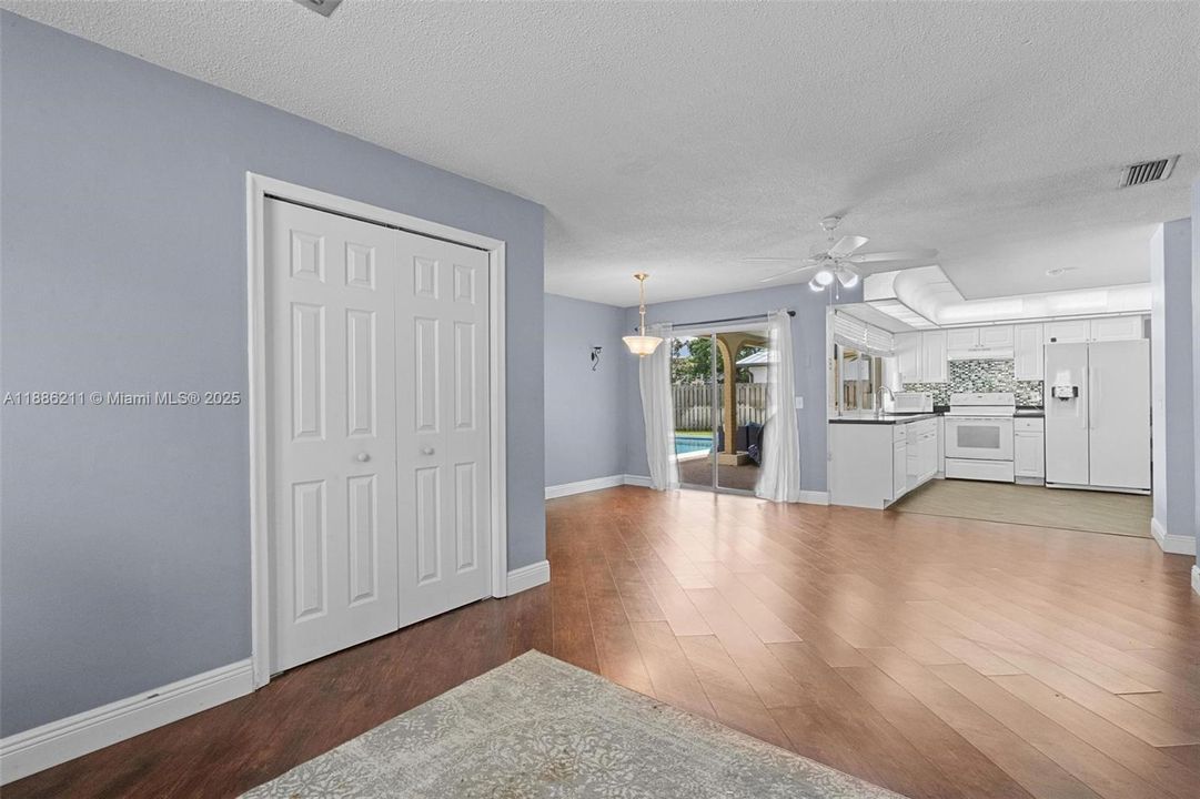 合同活跃: $665,000 (4 贝兹, 2 浴室, 2111 平方英尺)