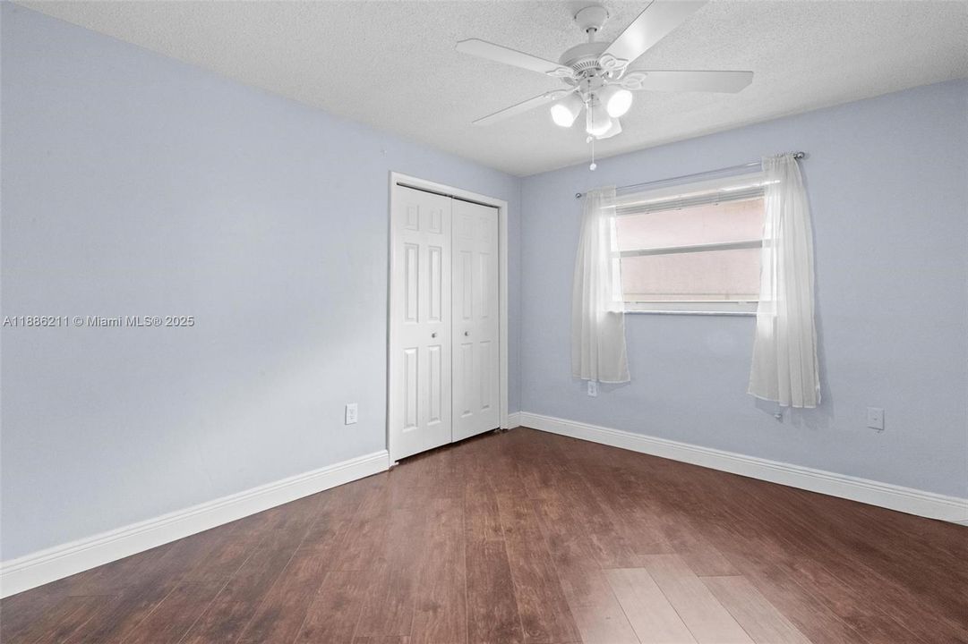 合同活跃: $665,000 (4 贝兹, 2 浴室, 2111 平方英尺)