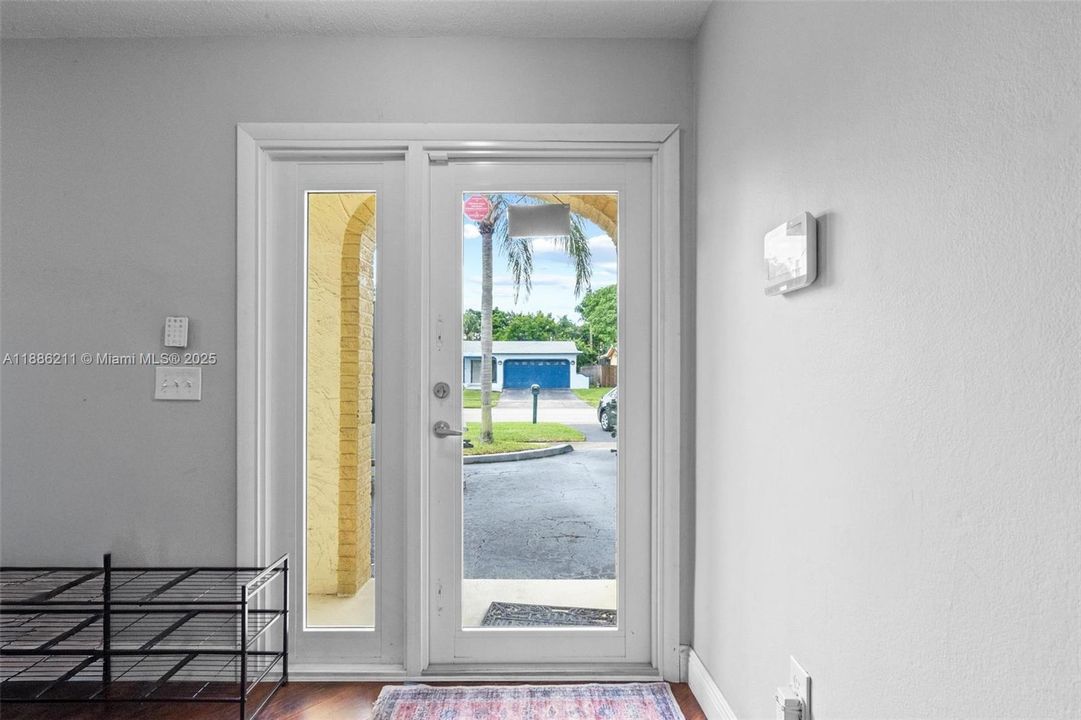 合同活跃: $665,000 (4 贝兹, 2 浴室, 2111 平方英尺)