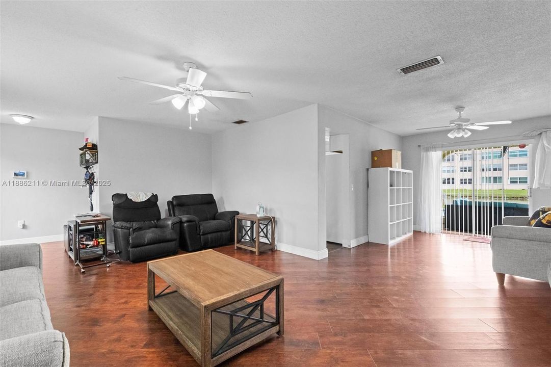 合同活跃: $665,000 (4 贝兹, 2 浴室, 2111 平方英尺)