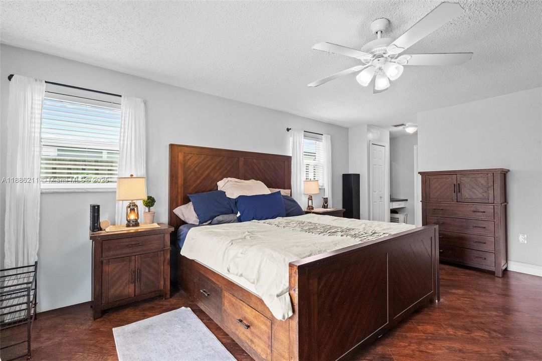 合同活跃: $665,000 (4 贝兹, 2 浴室, 2111 平方英尺)