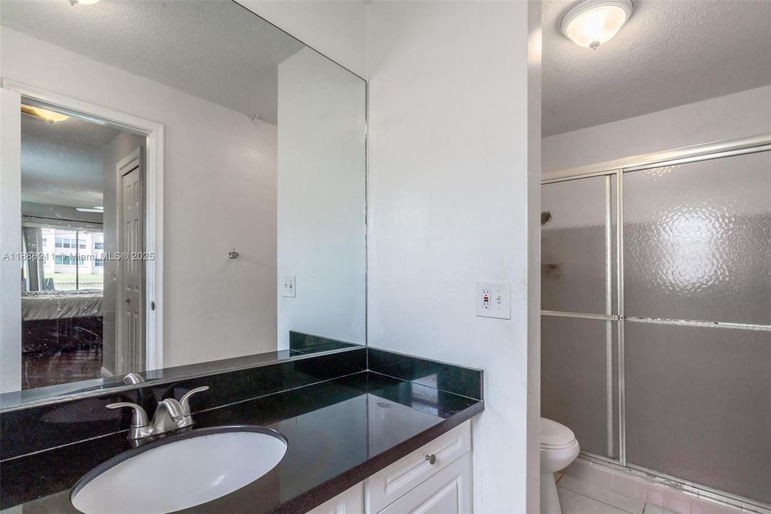 合同活跃: $665,000 (4 贝兹, 2 浴室, 2111 平方英尺)