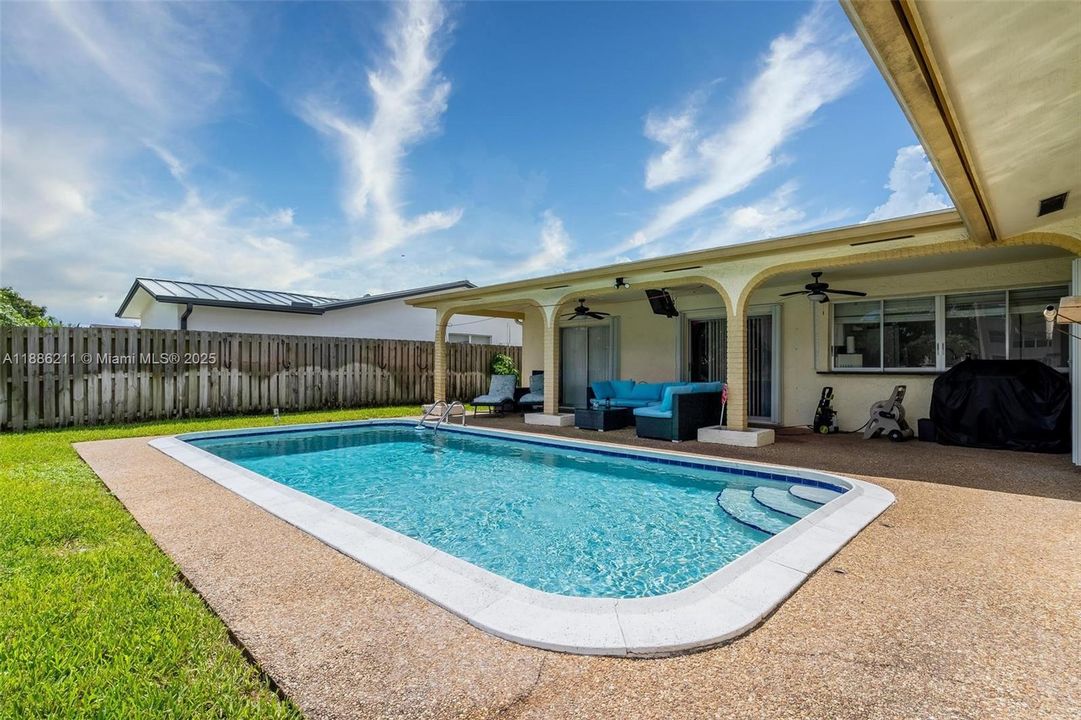 合同活跃: $665,000 (4 贝兹, 2 浴室, 2111 平方英尺)