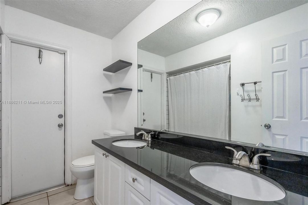 合同活跃: $665,000 (4 贝兹, 2 浴室, 2111 平方英尺)