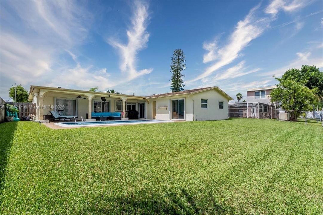 合同活跃: $665,000 (4 贝兹, 2 浴室, 2111 平方英尺)