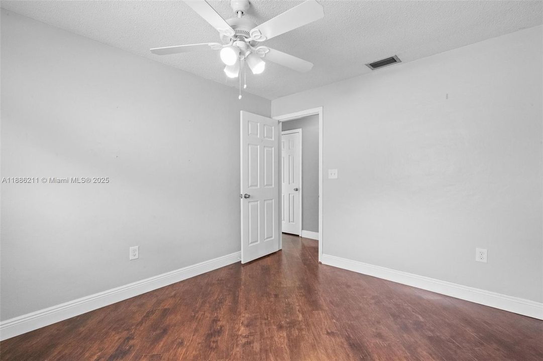 合同活跃: $665,000 (4 贝兹, 2 浴室, 2111 平方英尺)