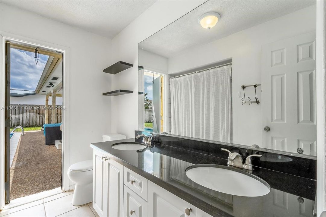 合同活跃: $665,000 (4 贝兹, 2 浴室, 2111 平方英尺)