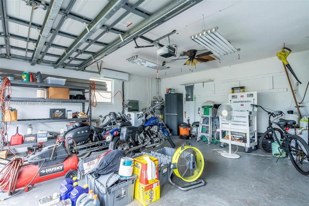 合同活跃: $665,000 (4 贝兹, 2 浴室, 2111 平方英尺)