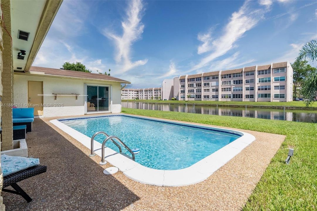 合同活跃: $665,000 (4 贝兹, 2 浴室, 2111 平方英尺)