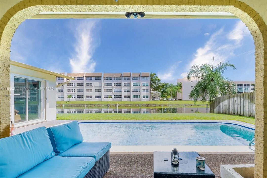 合同活跃: $665,000 (4 贝兹, 2 浴室, 2111 平方英尺)