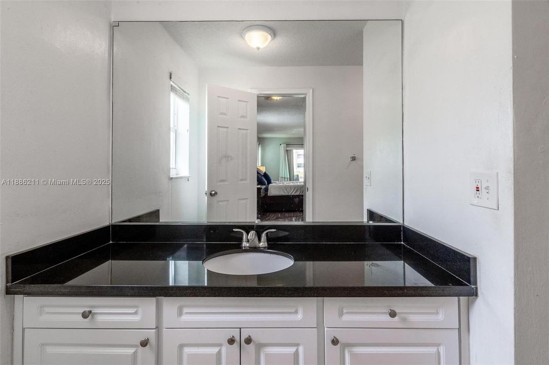 合同活跃: $665,000 (4 贝兹, 2 浴室, 2111 平方英尺)