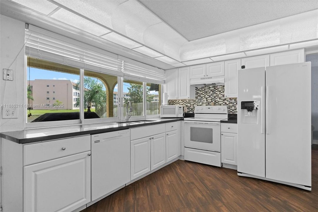 合同活跃: $665,000 (4 贝兹, 2 浴室, 2111 平方英尺)