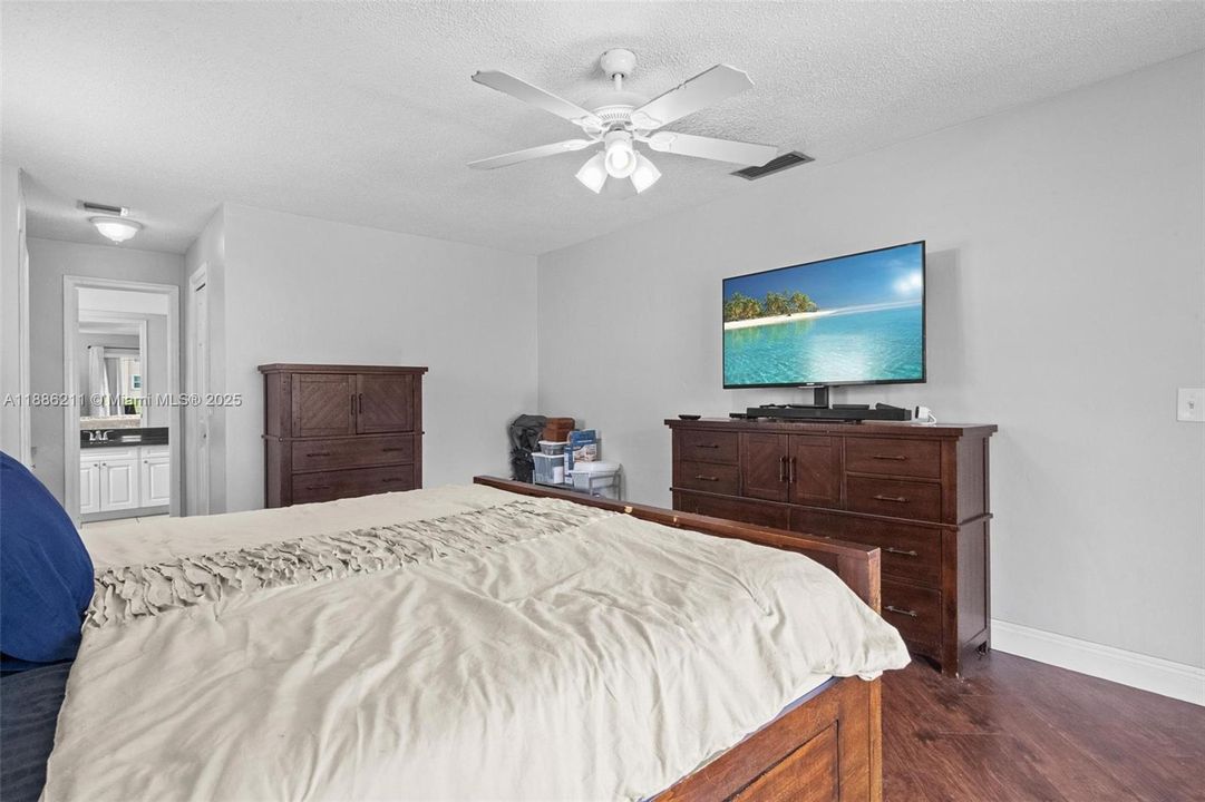 合同活跃: $665,000 (4 贝兹, 2 浴室, 2111 平方英尺)