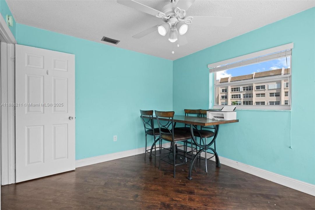 合同活跃: $665,000 (4 贝兹, 2 浴室, 2111 平方英尺)