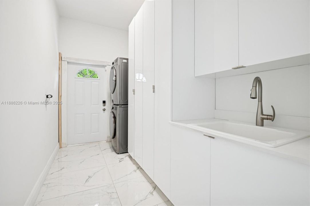 Vendido Recientemente: $1,249,500 (3 camas, 4 baños, 3314 Pies cuadrados)