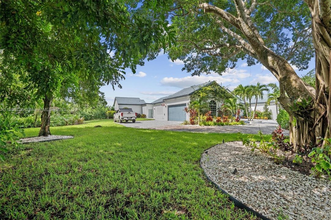 Vendido Recientemente: $1,249,500 (3 camas, 4 baños, 3314 Pies cuadrados)